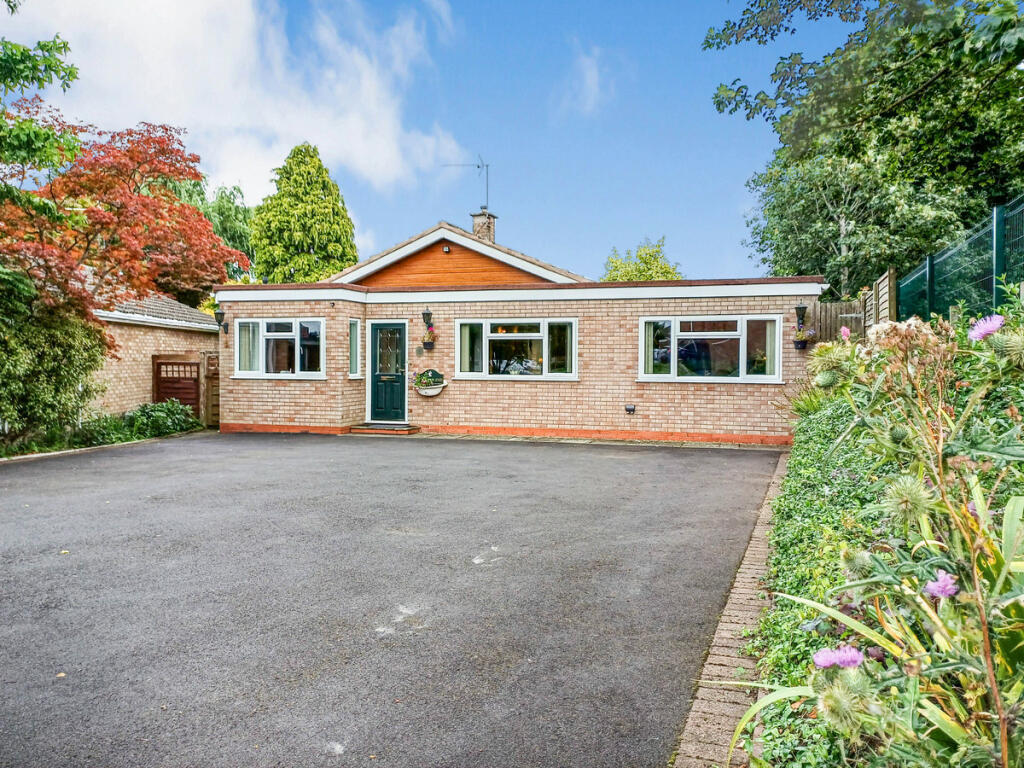3 bedroom detached bungalow for sale in Knightlow Way, Leamington Spa, CV33