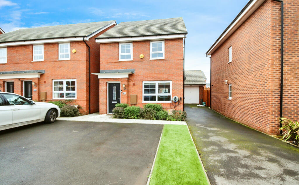 3 bedroom detached house for sale in Wesson Road, Warwick Gates, CV34