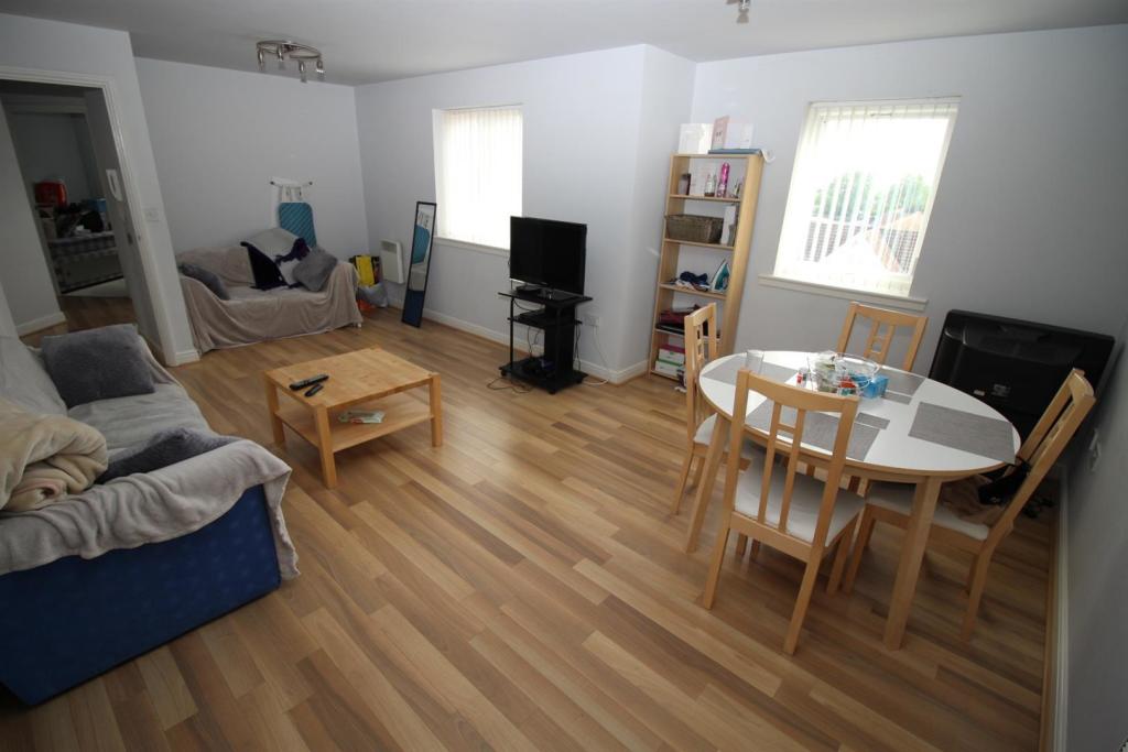 2 bedroom flat for sale in Knightsbridge Court, Gosforth, Newcastle Upon Tyne, NE3