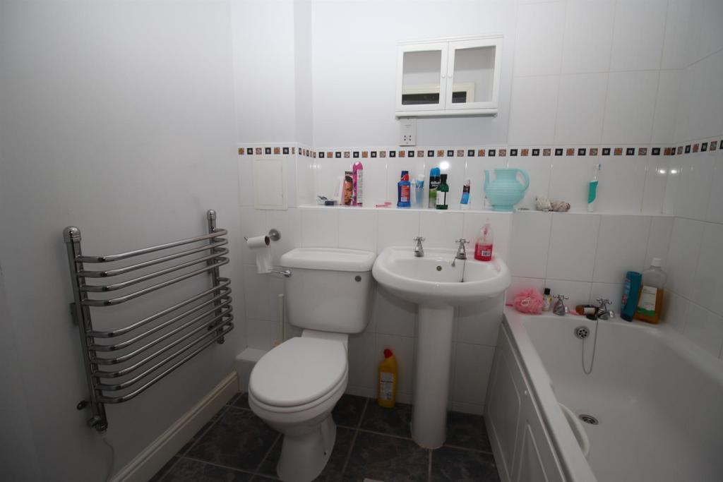 2 bedroom flat for sale in Knightsbridge Court, Gosforth, Newcastle Upon Tyne, NE3
