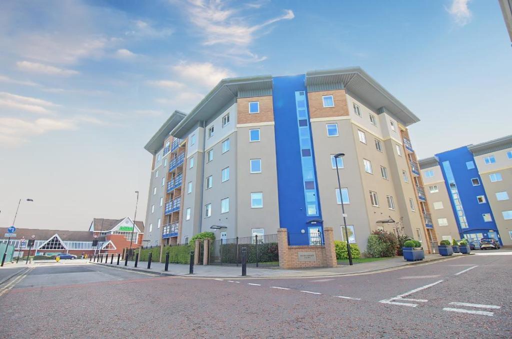 2 bedroom flat for sale in Knightsbridge Court, Gosforth, Newcastle Upon Tyne, NE3