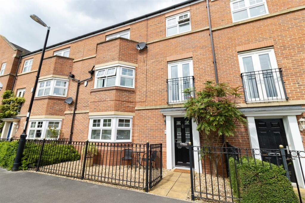 4 bedroom town house for sale in Featherstone Grove, Gosforth