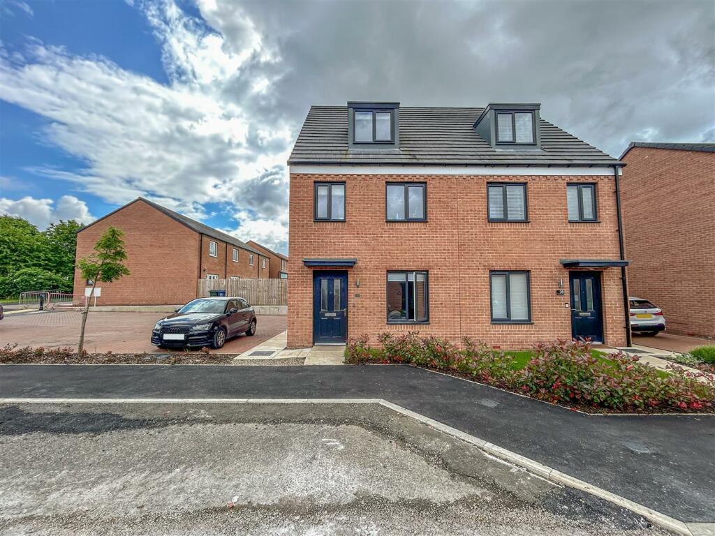 3 bedroom house for sale in Red Kite Drive, Kenton Bank Foot, NE13