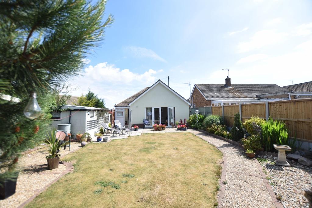 2 bedroom detached bungalow for sale in Inglenook, ClactononSea, CO15