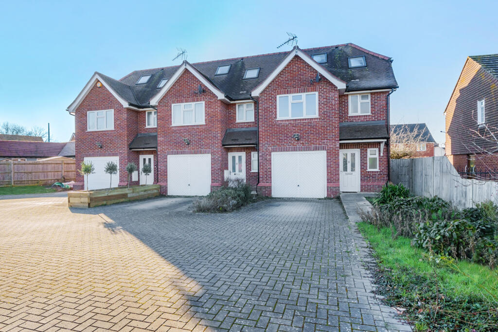 3 bedroom end of terrace house for sale in Basingstoke Road, Three Mile Cross, Reading