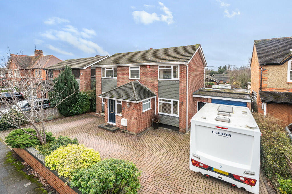 4 bedroom detached house for sale in Cutbush Lane West, Shinfield