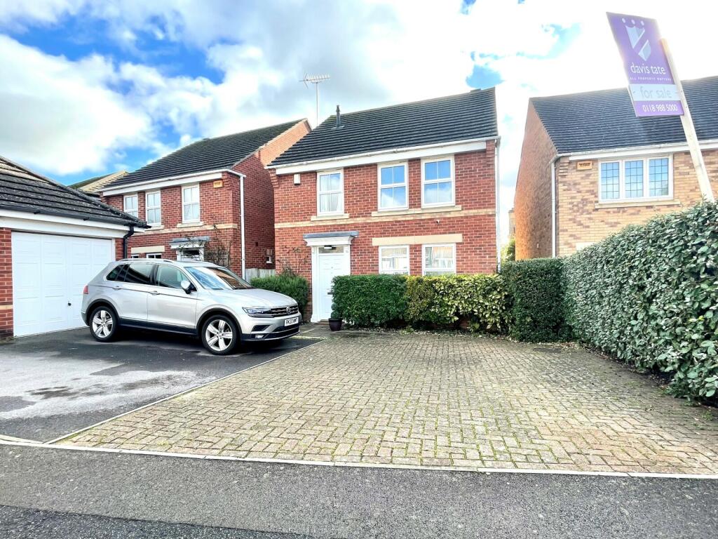 4 bedroom detached house for sale in Deardon Way, Shinfield, Reading