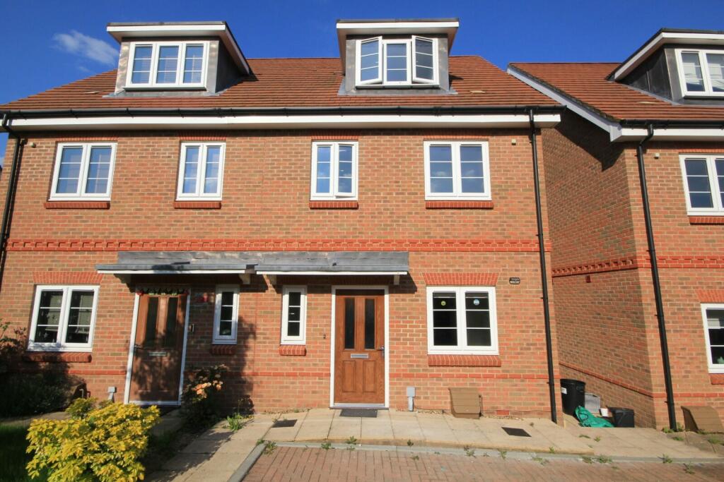 4 bedroom semi-detached house for rent in Louden Square, Earley, Reading, Berkshire, RG6