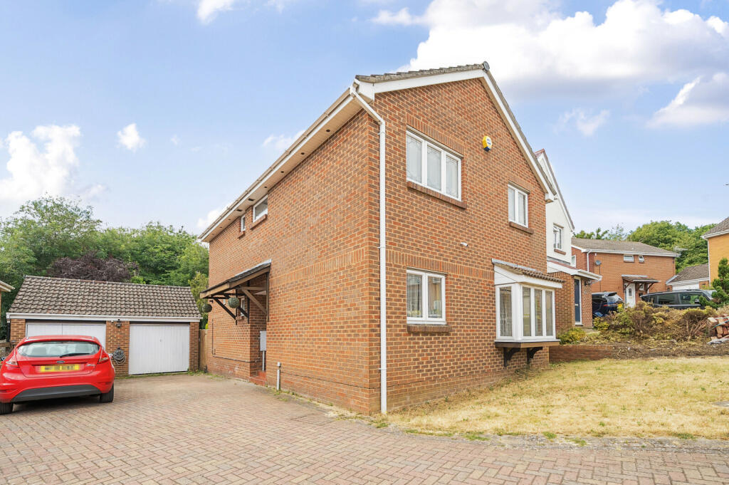 4 bedroom detached house for sale in Dove Close, Lower Earley, Reading, RG6