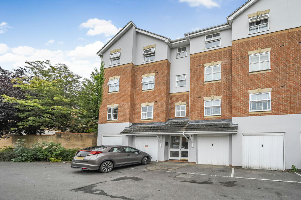 2 bedroom apartment for sale in Elm Park, Reading, Berkshire, RG30