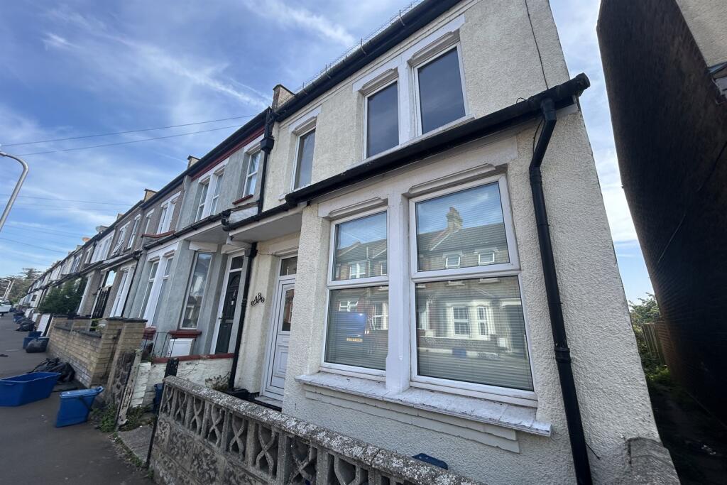 Main image of property: 2 bedroom Terraced House in Southend on Sea