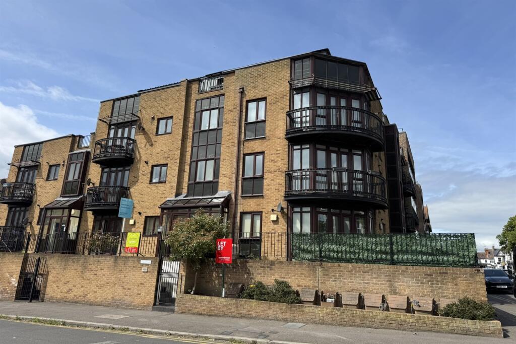 Main image of property: 2 bedroom 1st Floor Flat in Leigh on Sea