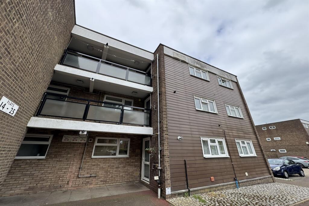 Main image of property: 2 bedroom Ground Floor Flat in Westcliff on Sea