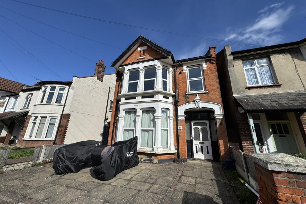 Main image of property: 2 bedroom 1st Floor Flat in Southend on Sea