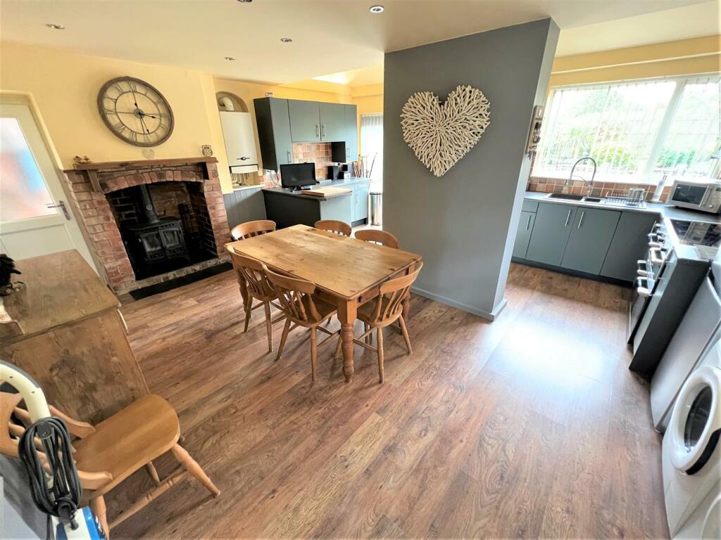3 bedroom detached house for sale in Nottingham Road, Ripley, DE5