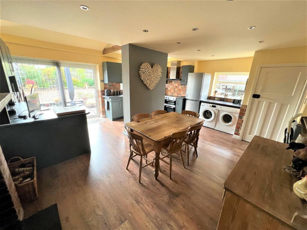 3 bedroom detached house for sale in Nottingham Road, Ripley, DE5