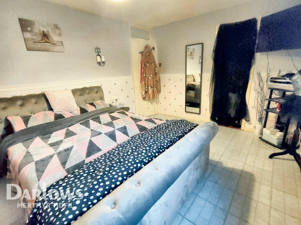 2 bedroom semidetached house for sale in Woodlands Avenue, Quakers