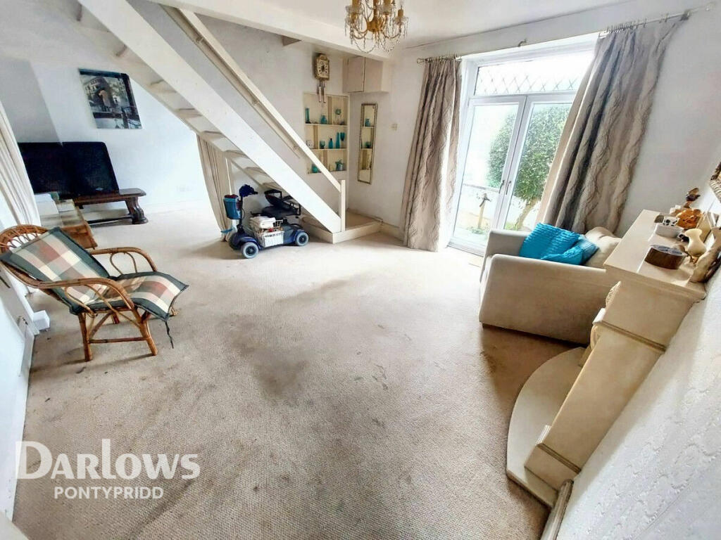 4 bedroom end of terrace house for sale in Maesycoed Road, Pontypridd, CF37