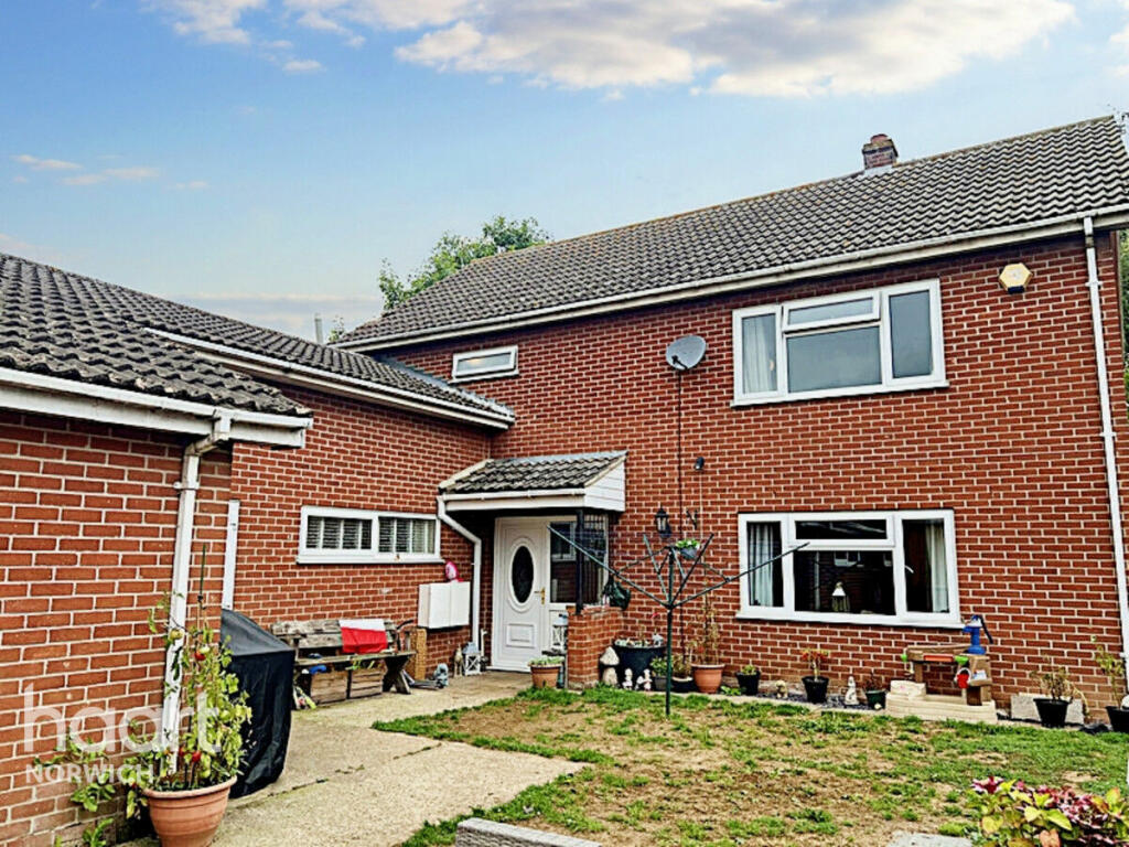 4 bedroom detached house for sale in The Street, Norton Subcourse, NR14