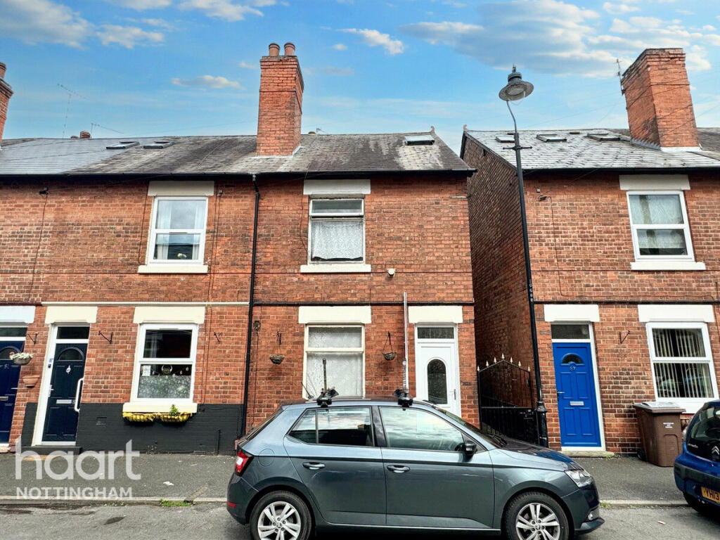 3 bedroom end of terrace house for sale in Glapton Road, Nottingham, NG2