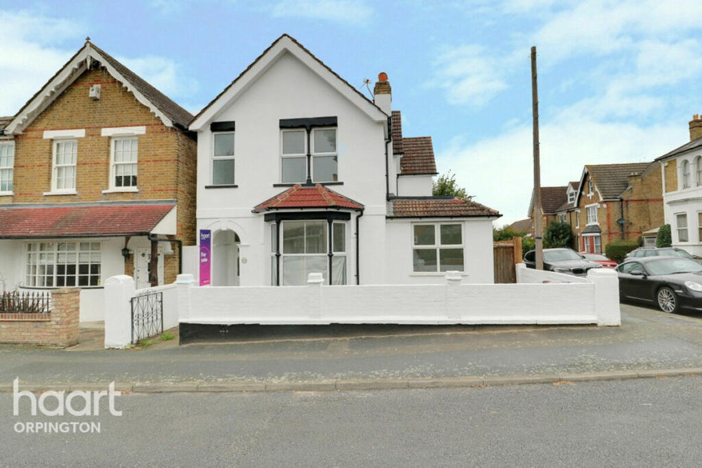 4 bedroom detached house for sale in Derry Downs, Orpington, BR5