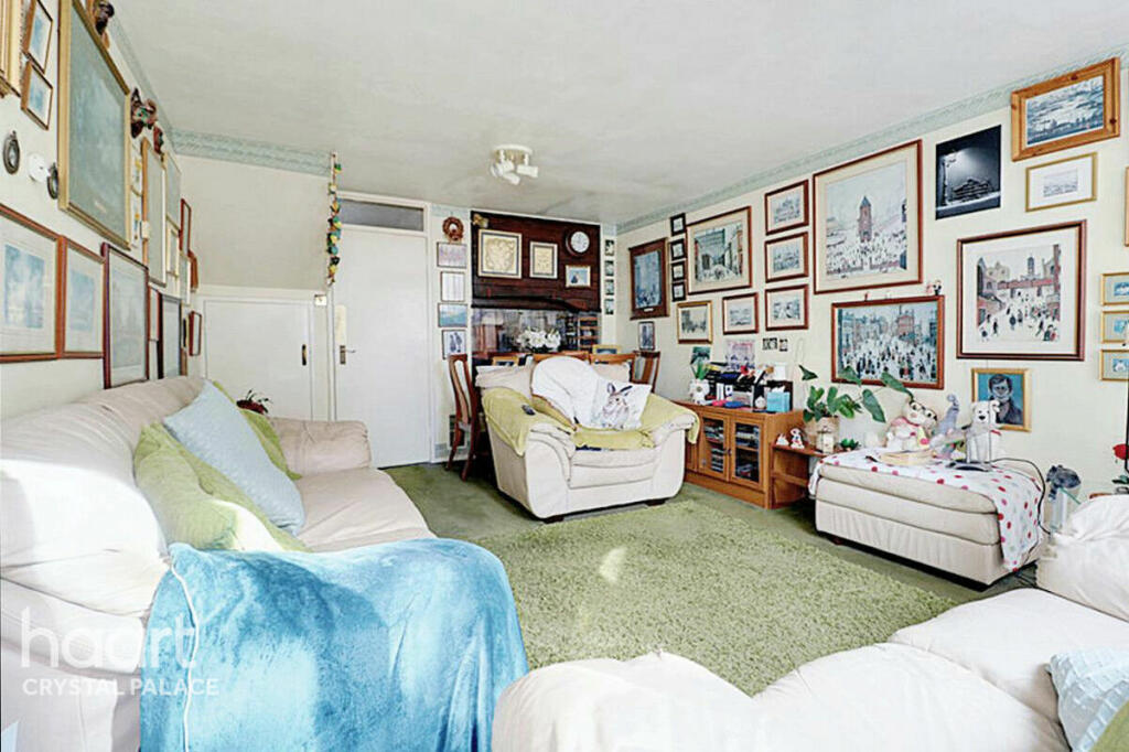 2 bedroom flat for sale in Sylvan Road, London, SE19