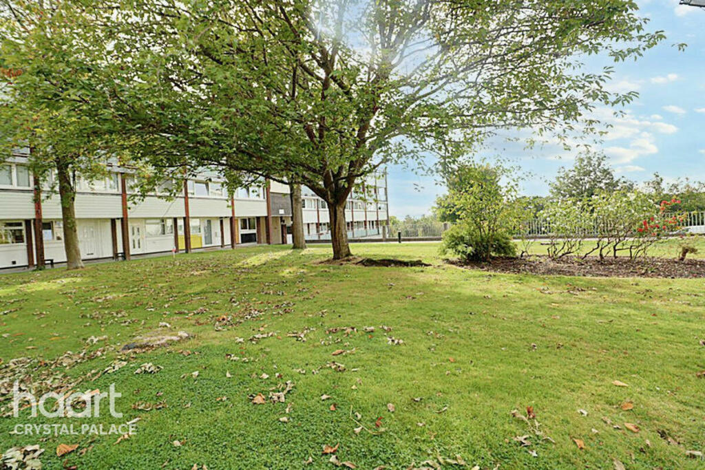 2 bedroom flat for sale in Sylvan Road, London, SE19