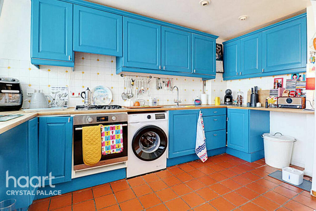 2 bedroom flat for sale in Sylvan Road, London, SE19