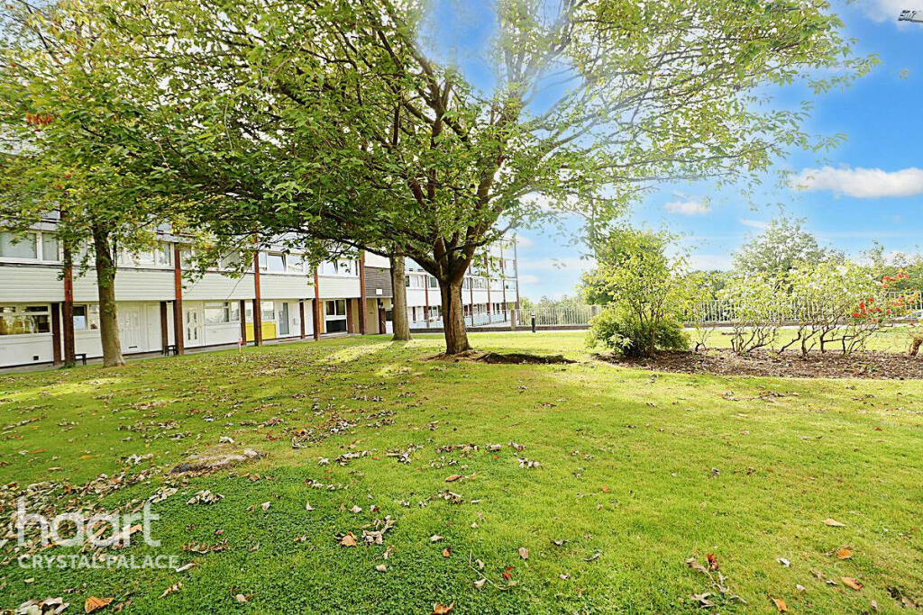 2 bedroom flat for sale in Sylvan Road, London, SE19