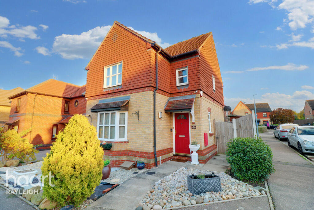 3 bedroom detached house for sale in Langham Drive, Rayleigh, SS6
