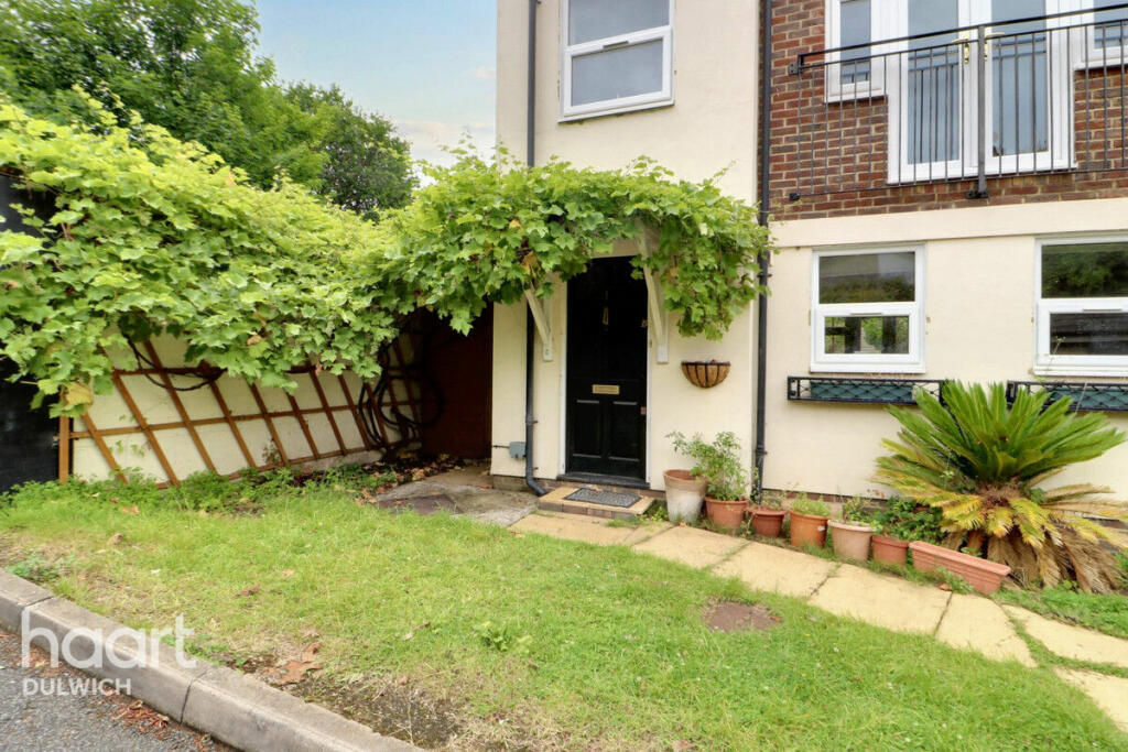3 bedroom end of terrace house for sale in St Barnabas Close, London, SE22