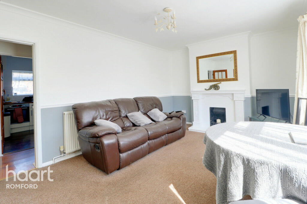 2 bedroom apartment for sale in Knighton Close, Romford, RM7 9BT, RM7