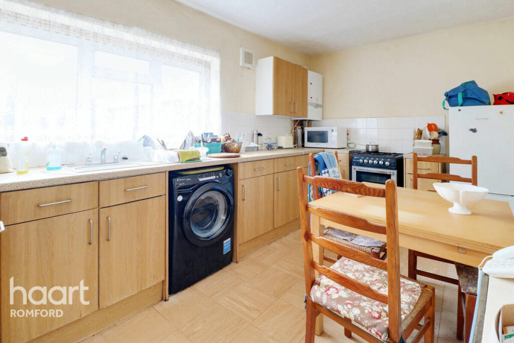 2 bedroom apartment for sale in White Hart Lane, Romford, RM7