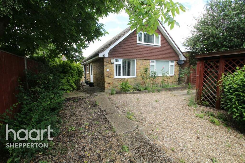 3 bedroom barn conversion for rent in Chertsey Road, TW15 1SP, TW15