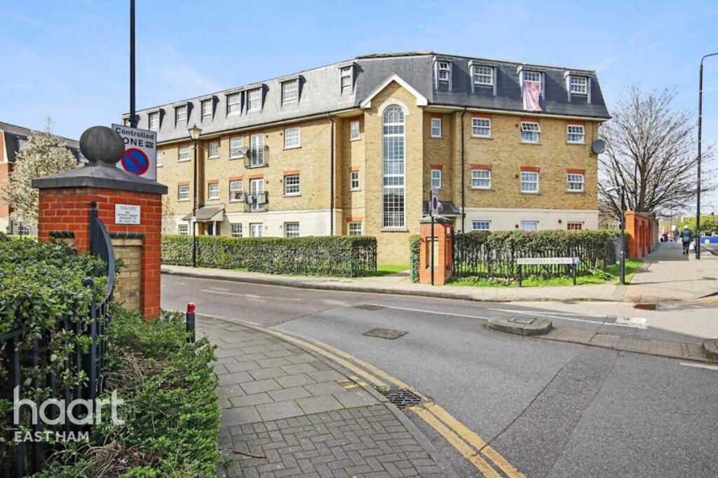 2 bedroom flat for sale in Queensberry Place, London, E12
