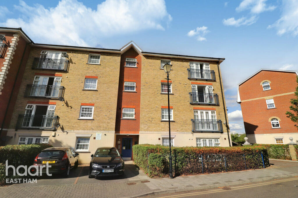 2 bedroom flat for sale in Queensberry Place, London, E12