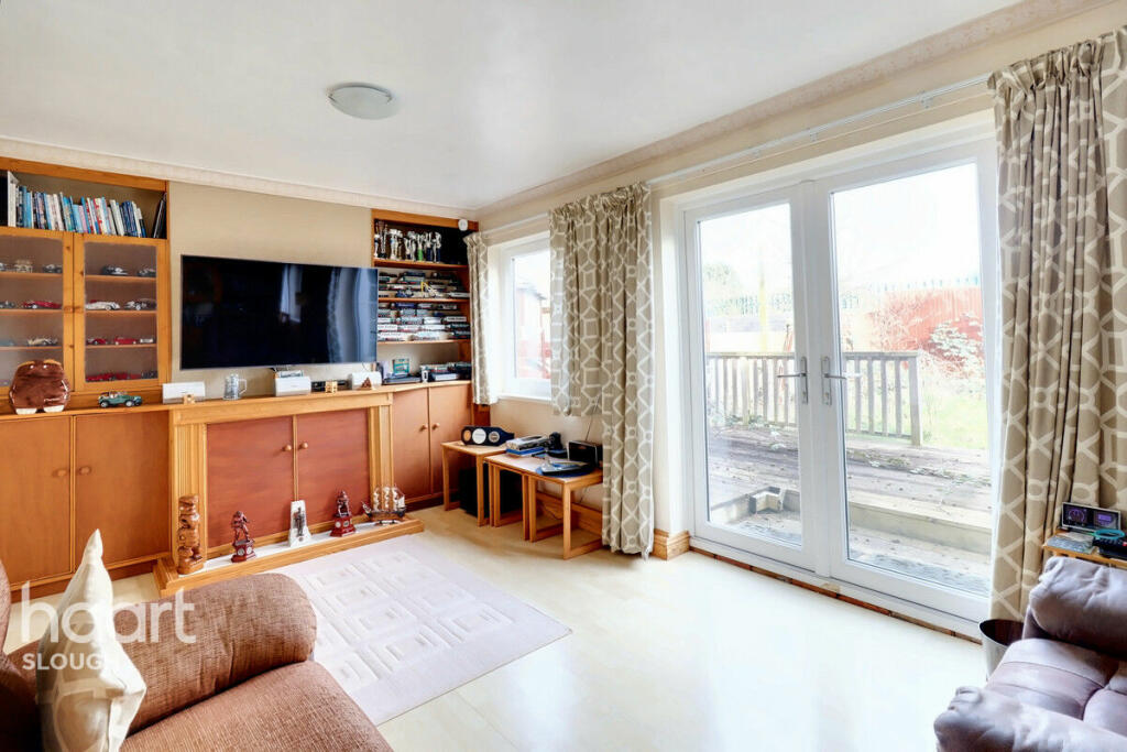 3 bedroom semidetached house for sale in Hawthorne Crescent, Slough, SL1