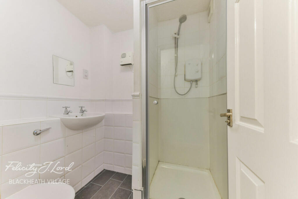 2 bedroom apartment for sale in Gilbert Close, London, SE18