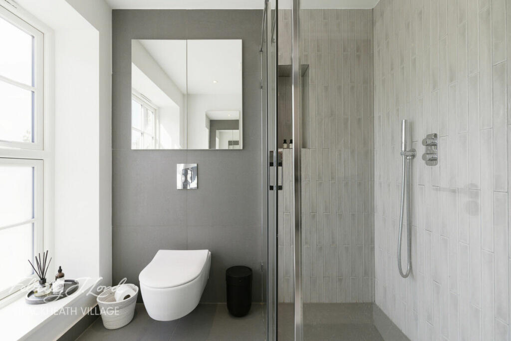 4 bedroom end of terrace house for sale in Effingham Road, London, SE12