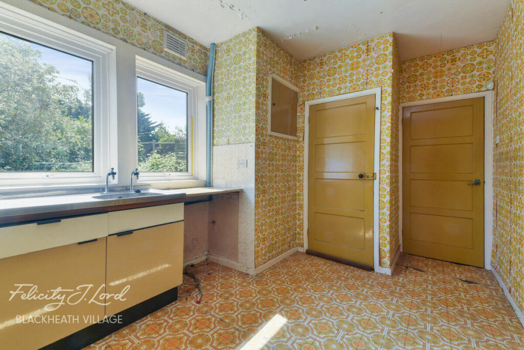 3 bedroom semidetached house for sale in Whetstone Road, London, SE3
