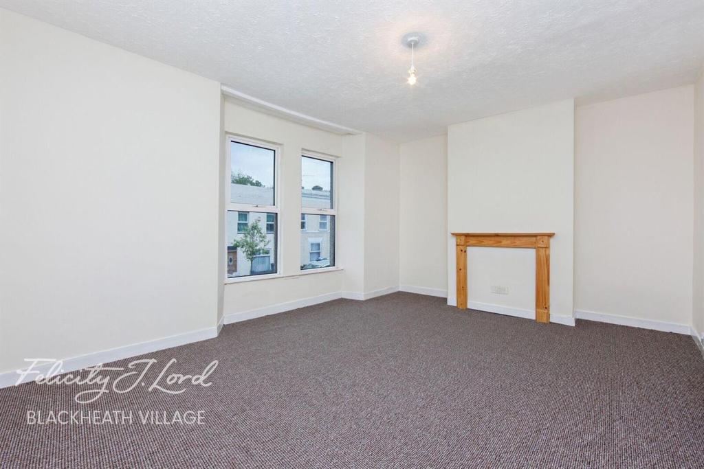 3 bedroom detached house for rent in Sandy Hill, se18, SE18