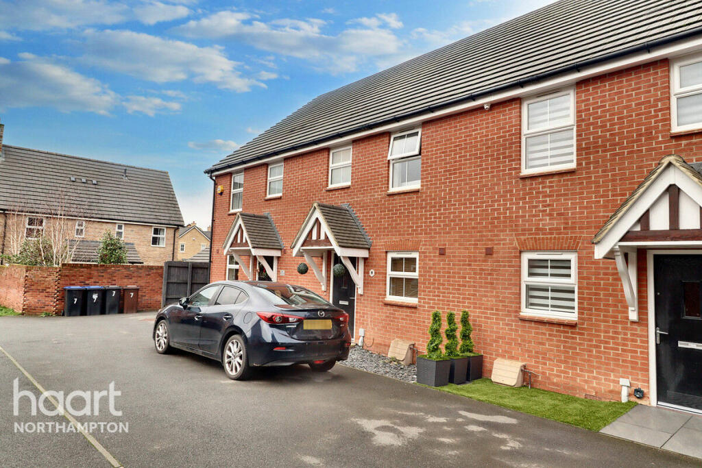 3 bedroom terraced house for sale in Hanging Barrows, Northampton, NN2