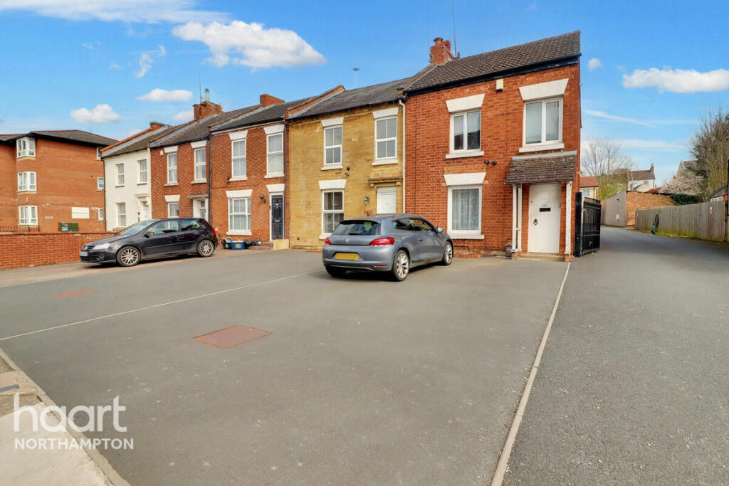 3 bedroom end of terrace house for sale in Semilong Road, Northampton, NN2