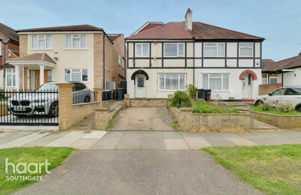 4 bedroom end of terrace house for sale in Trent Gardens, London, N14