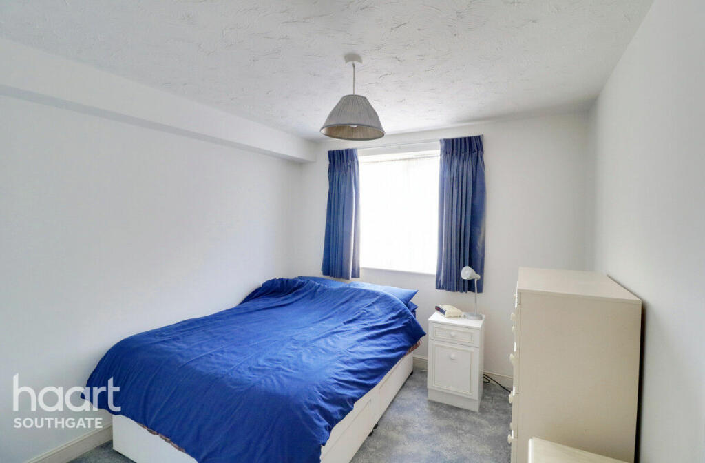 2 bedroom apartment for sale in Leigh Hunt Drive, London, N14