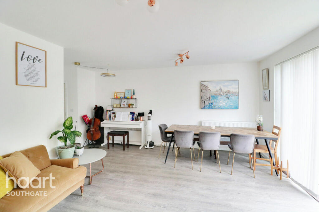 3 bedroom duplex for sale in Welham Road, Southgate, N14