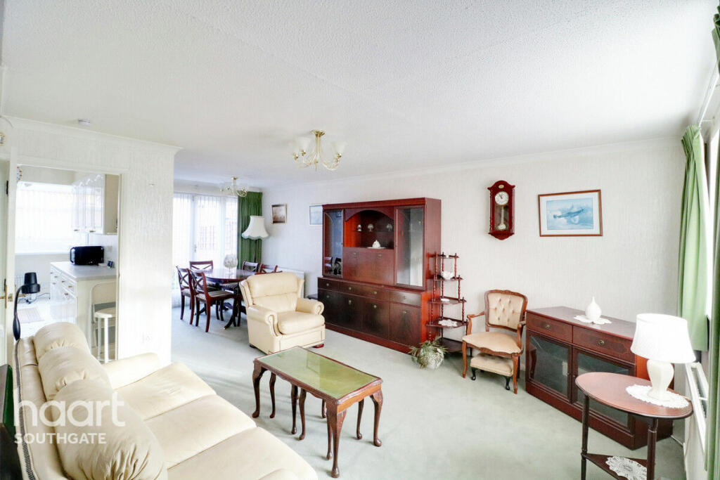3 bedroom end of terrace house for sale in Marshalls Close, London, N11