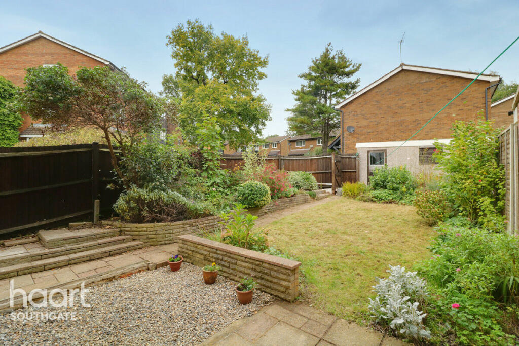 3 bedroom end of terrace house for sale in Marshalls Close, London, N11