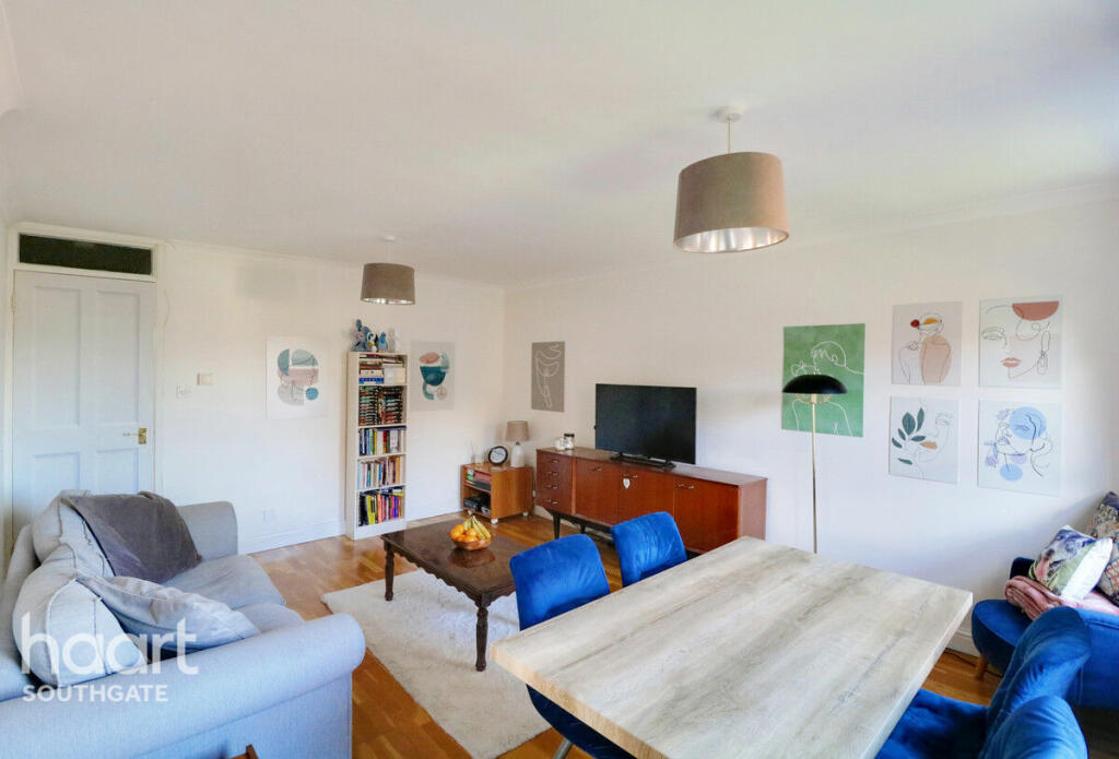 2 bedroom apartment for sale in Chase Court Gardens, London, EN2