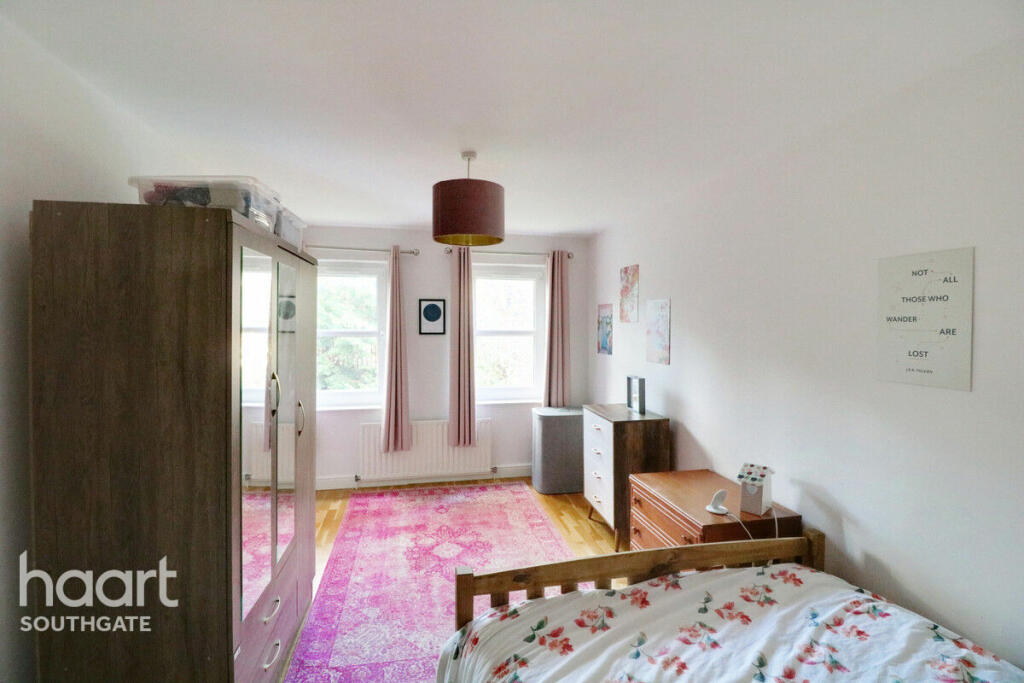 2 bedroom apartment for sale in Chase Court Gardens, London, EN2